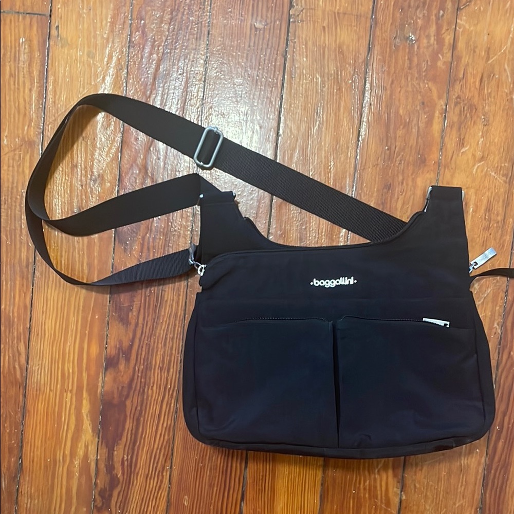 Baggallini Sleek Black Crossbody Shoulder Bag